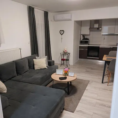 아파트 Two Bedroom 카스타브